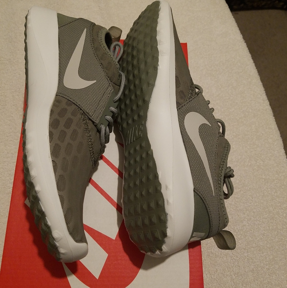 Nike Women's Juvenate Athletic Shoes - Picture 4 of 6
